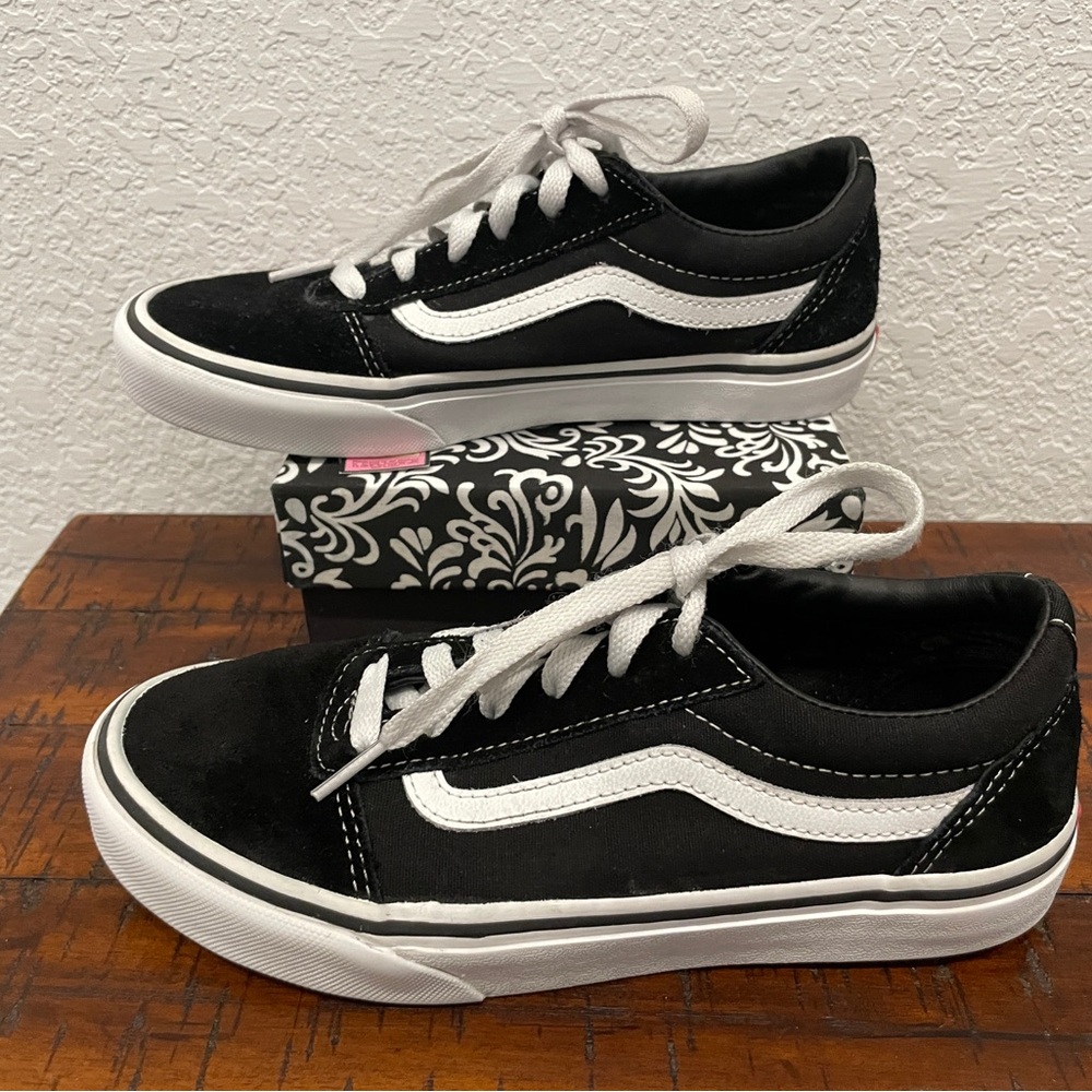 Vans Old Skool Shoe B&W Low Tops - Youth 4 - Picture 3 of 7